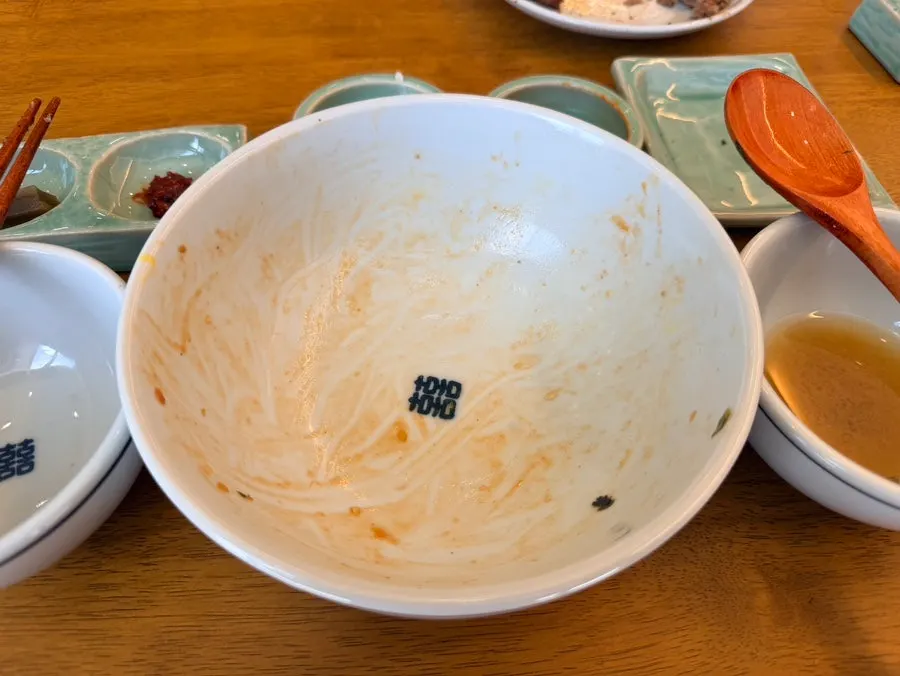 식사를 마친 향택 천안불당점 테이블