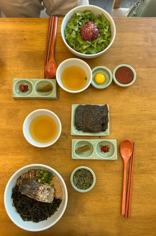 テーブルに置かれた向宅の美味しい食べ方の案内