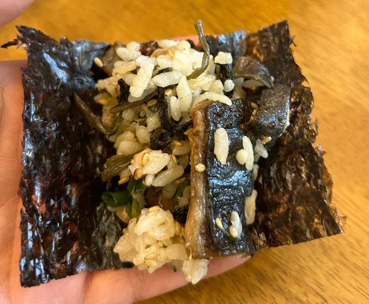 味付けコチュジャンと卵の黄身を乗せた육회ビビンバ