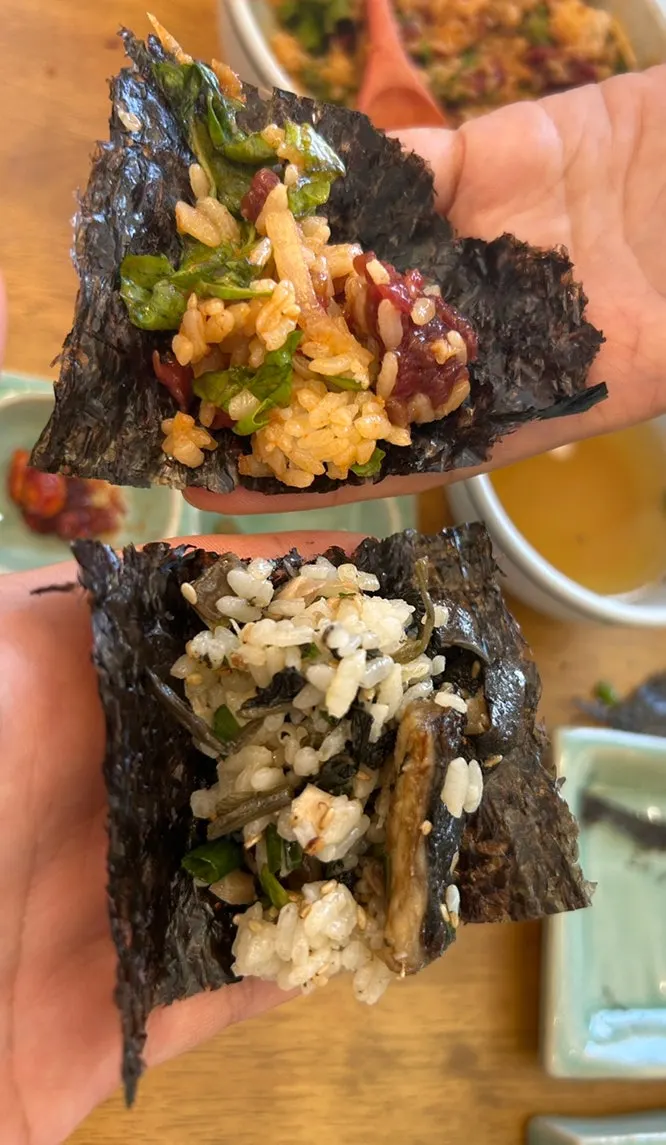 コッチャンキムでご飯を包んで食べる様子