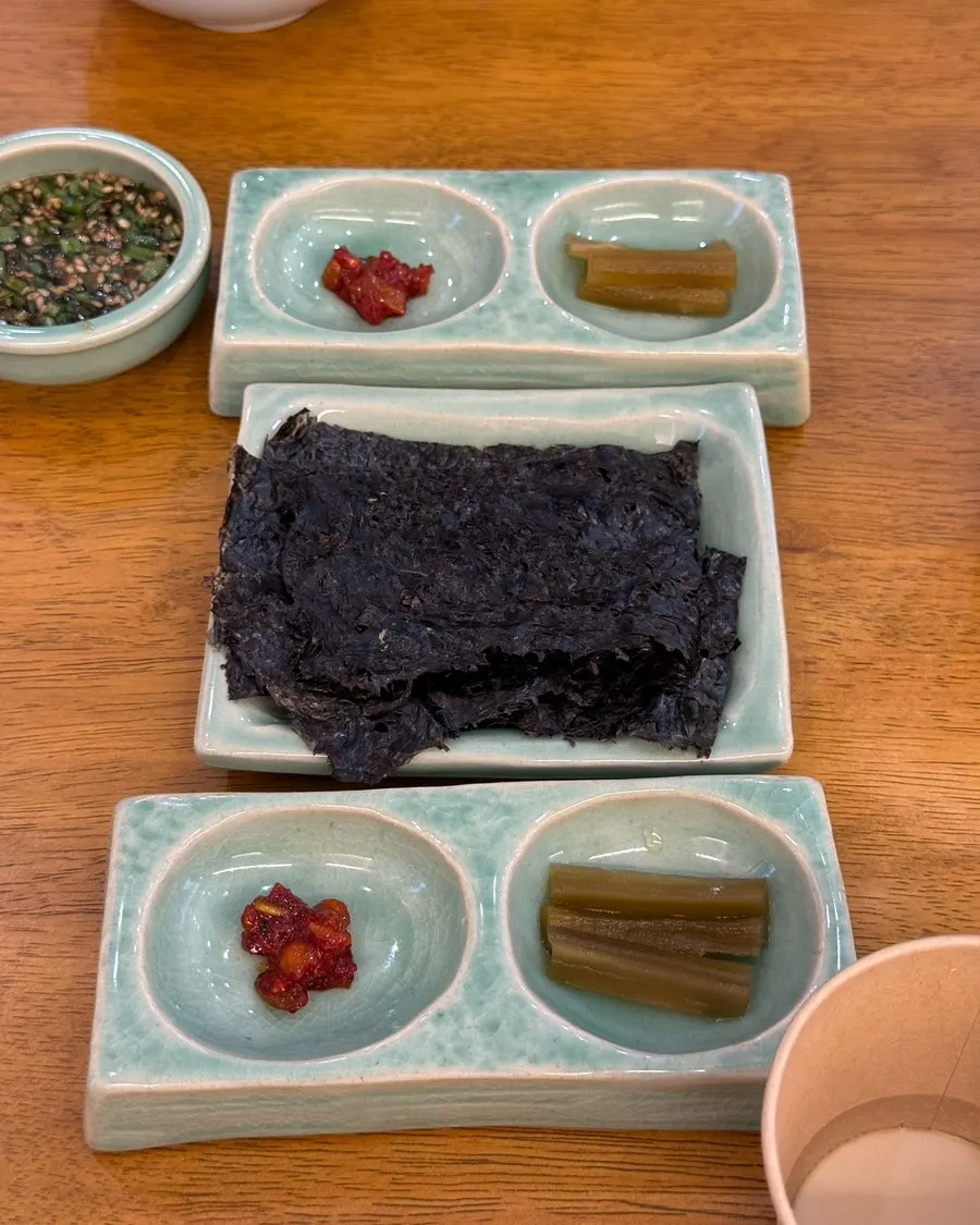 테이블에 놓인 향택 먹는 방법 안내