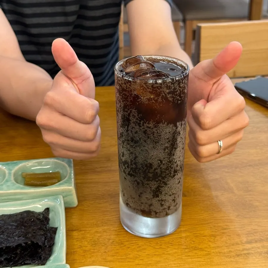 마른김과 간장, 장국이 놓인 상차림