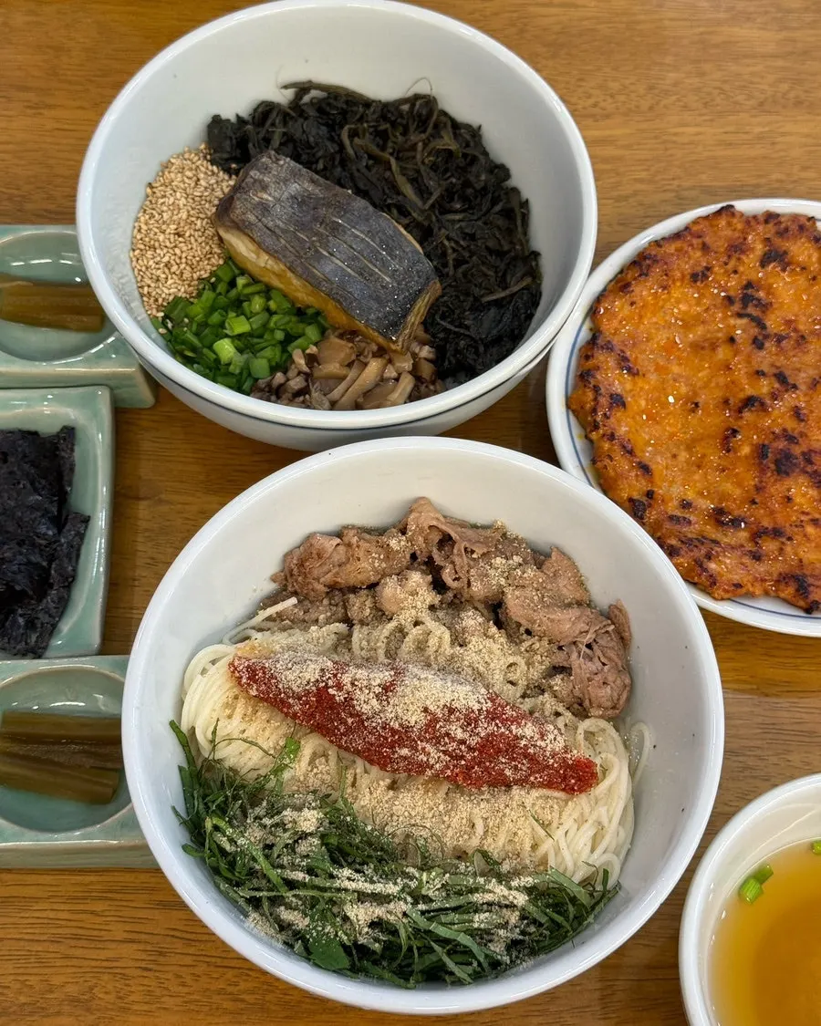 삼치곤드래밥과 청어알비빔면, 닭불고기 한 상