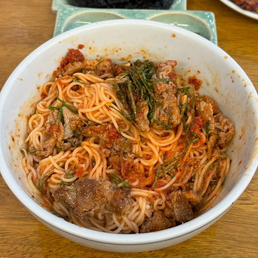 소스가 자박한 청어알비빔면 그릇