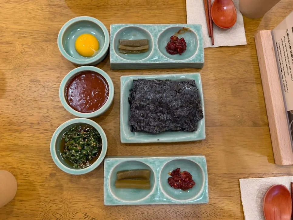 삼치곤드레밥과 덮밥이 적힌 향택 메뉴판