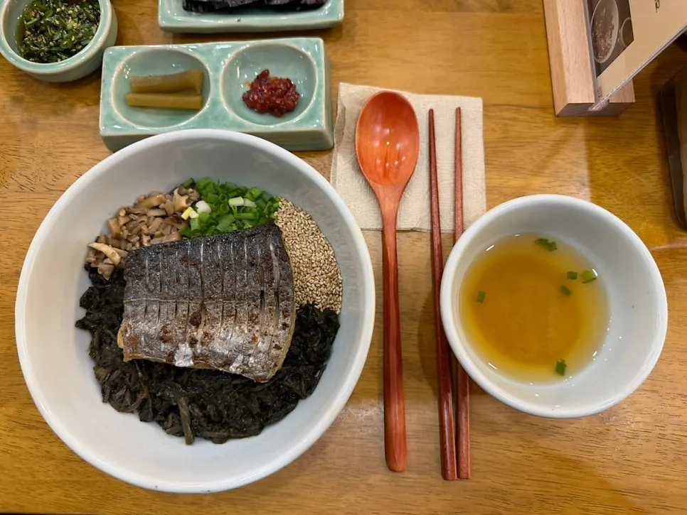 간장과 노른자, 비빔장과 구운 김 기본 세팅