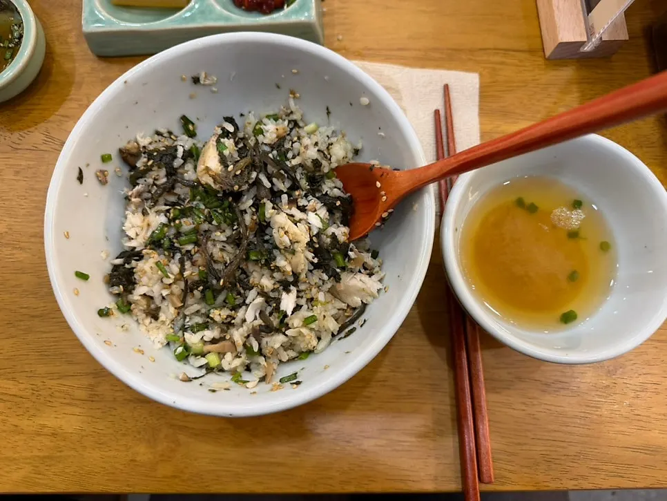두툼한 삼치구이가 올라간 삼치곤드레밥 한 상