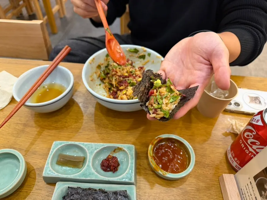 양념장을 넣기 전 향택 육회비빔밥 한 그릇