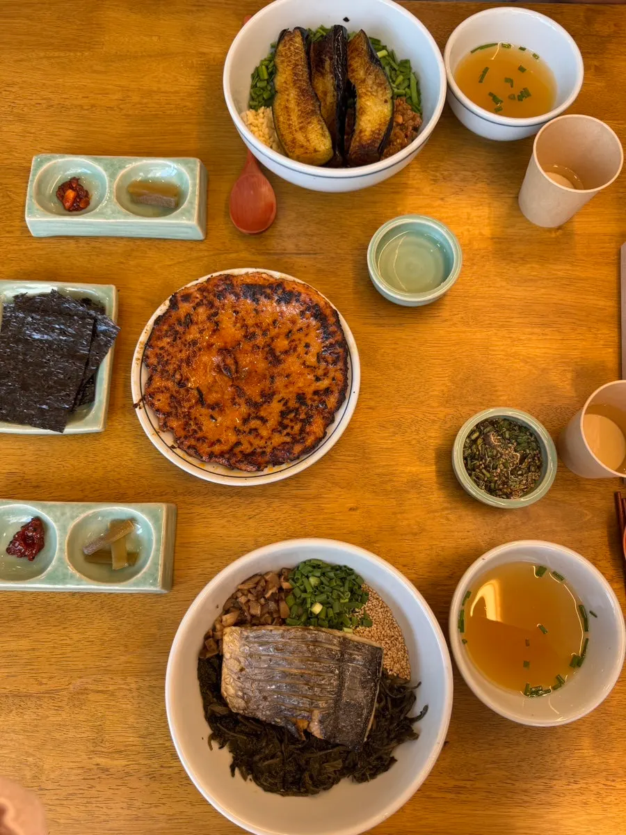 Full table setting at Hyangtaek Cheonan Buldang Branch