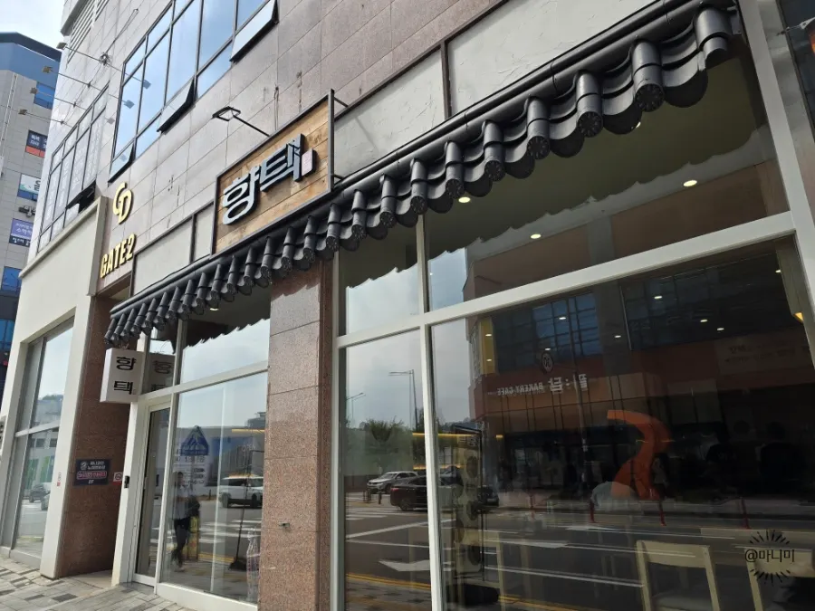 신불당 사거리 건물에 자리한 향택 천안불당점 외관