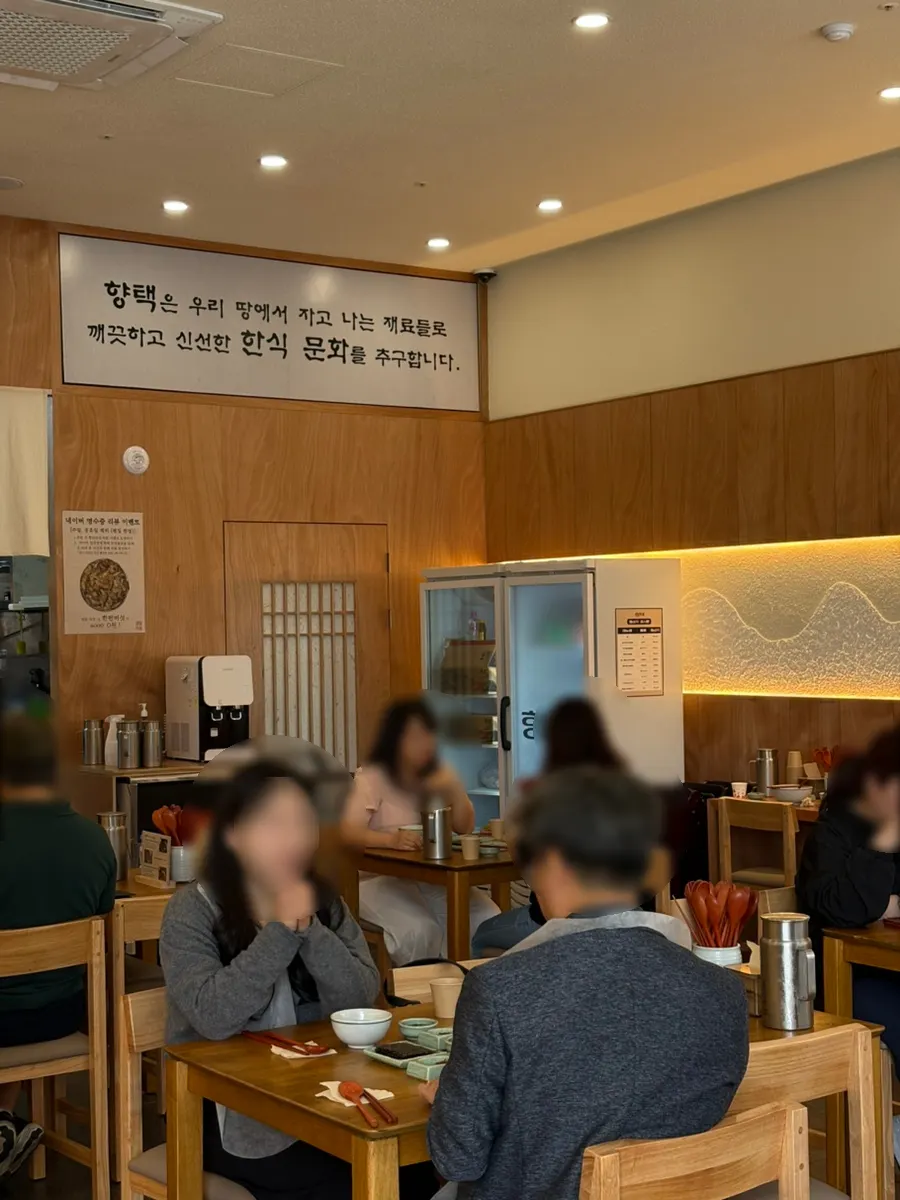 Interior seating at Hyangtaek Cheonan Buldang Branch