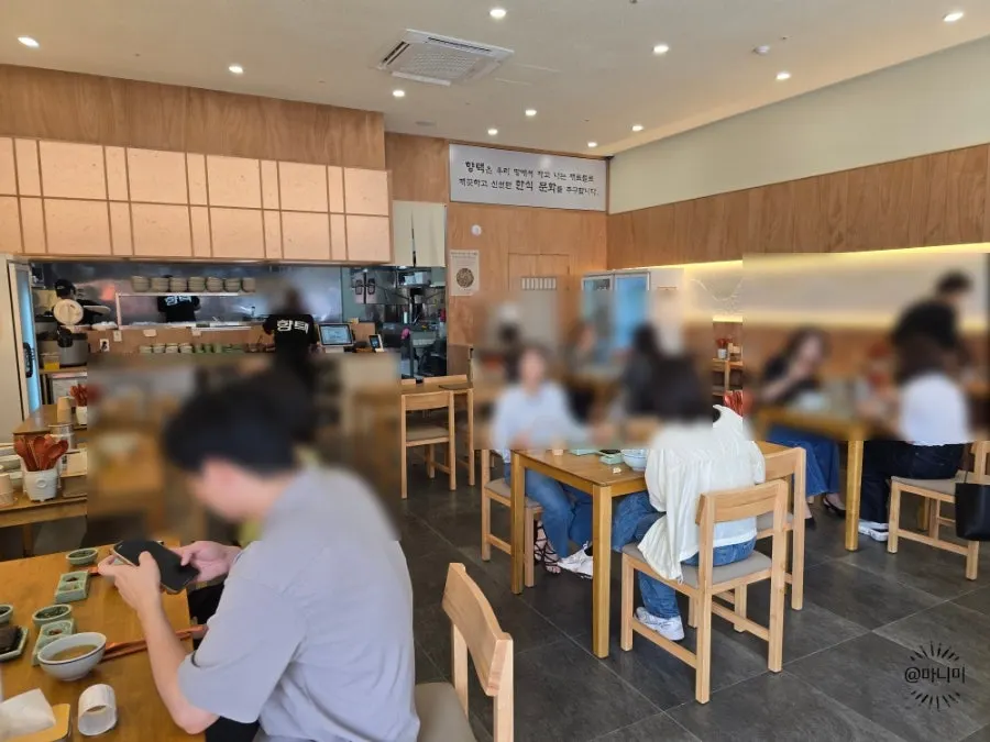 깔끔한 향택 천안불당점 내부 좌석