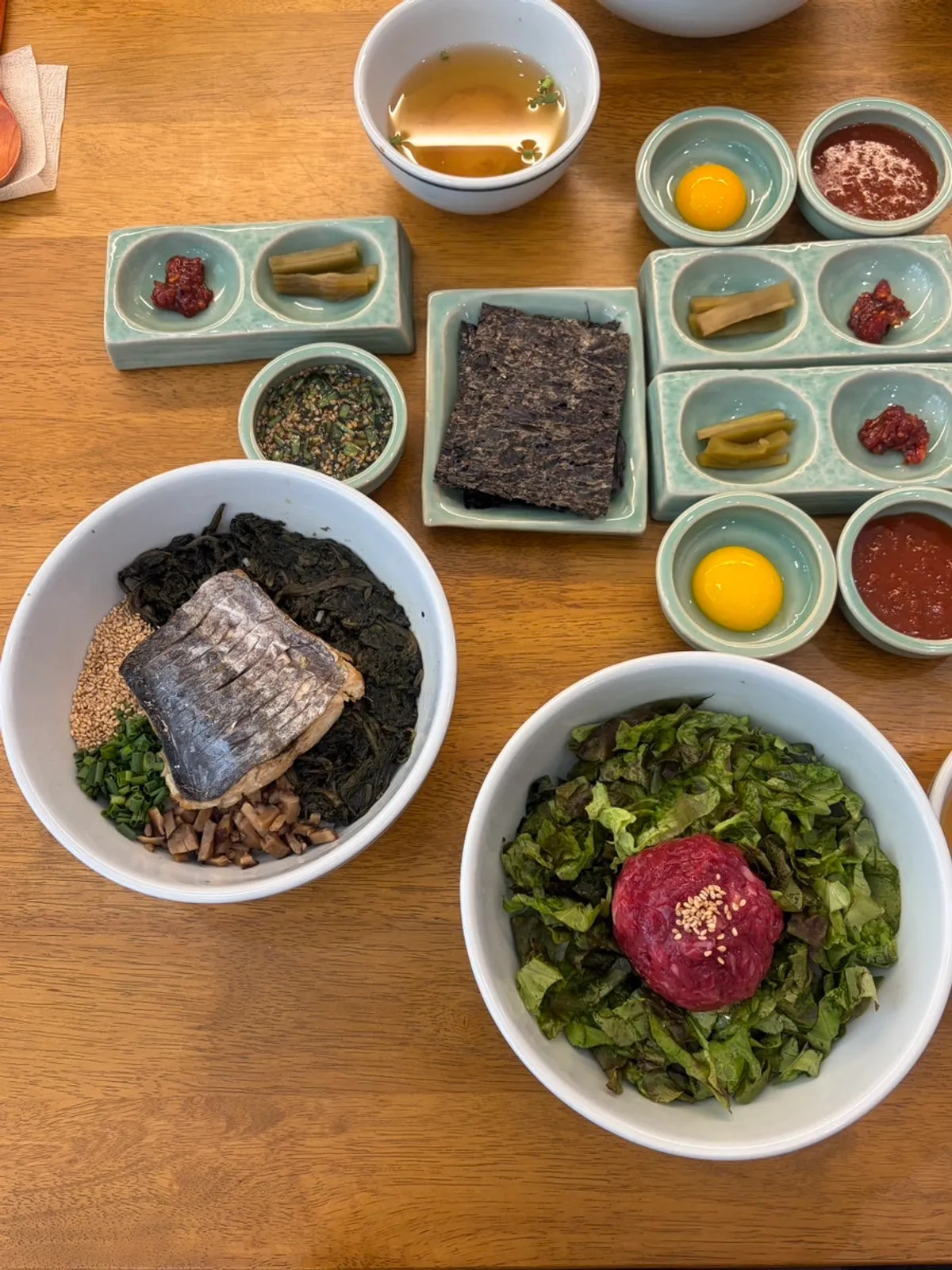 된장국과 비빔젓갈, 곱창김이 놓인 밑반찬 상차림