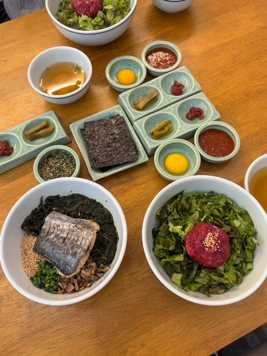 삼치곤드레밥과 육회비빔밥 한 상
