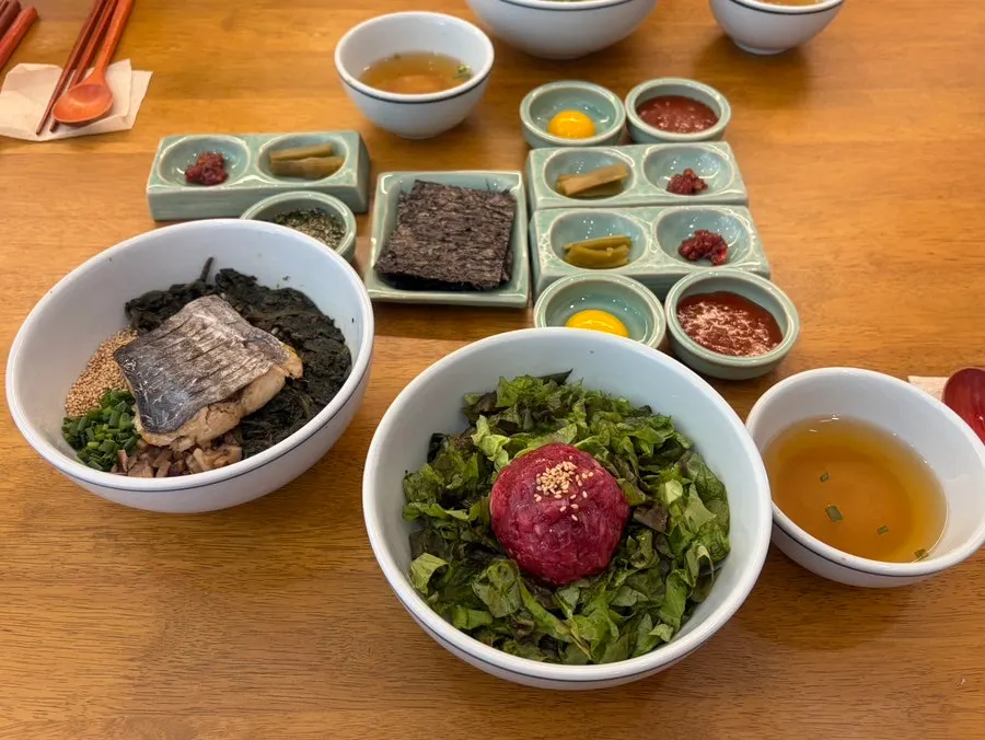 정갈하게 차려진 두 그릇 상차림