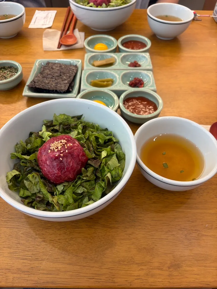 상추와 콩나물, 배, 육회가 올라간 육회비빔밥