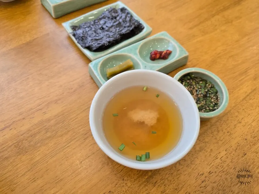 된장국과 김, 젓갈, 장아찌로 구성된 기본찬