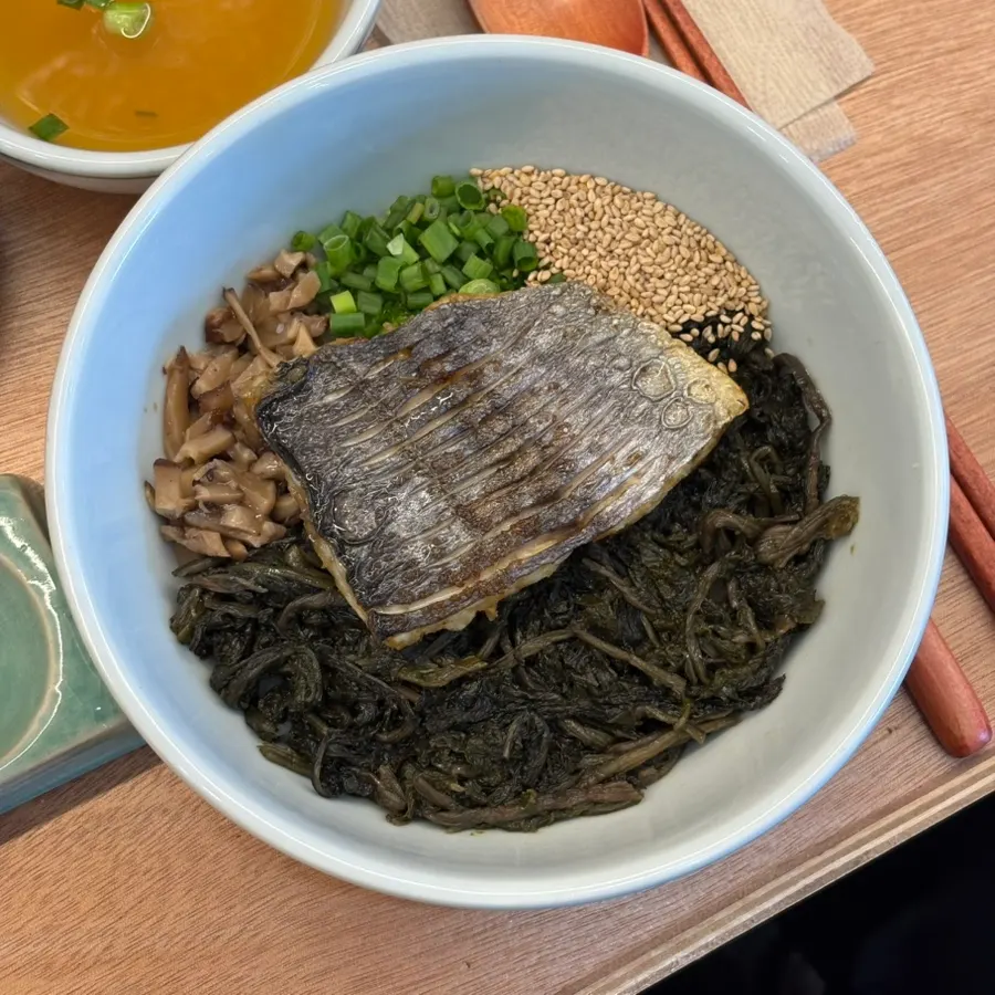 A bowl of gondre rice topped with mackerel