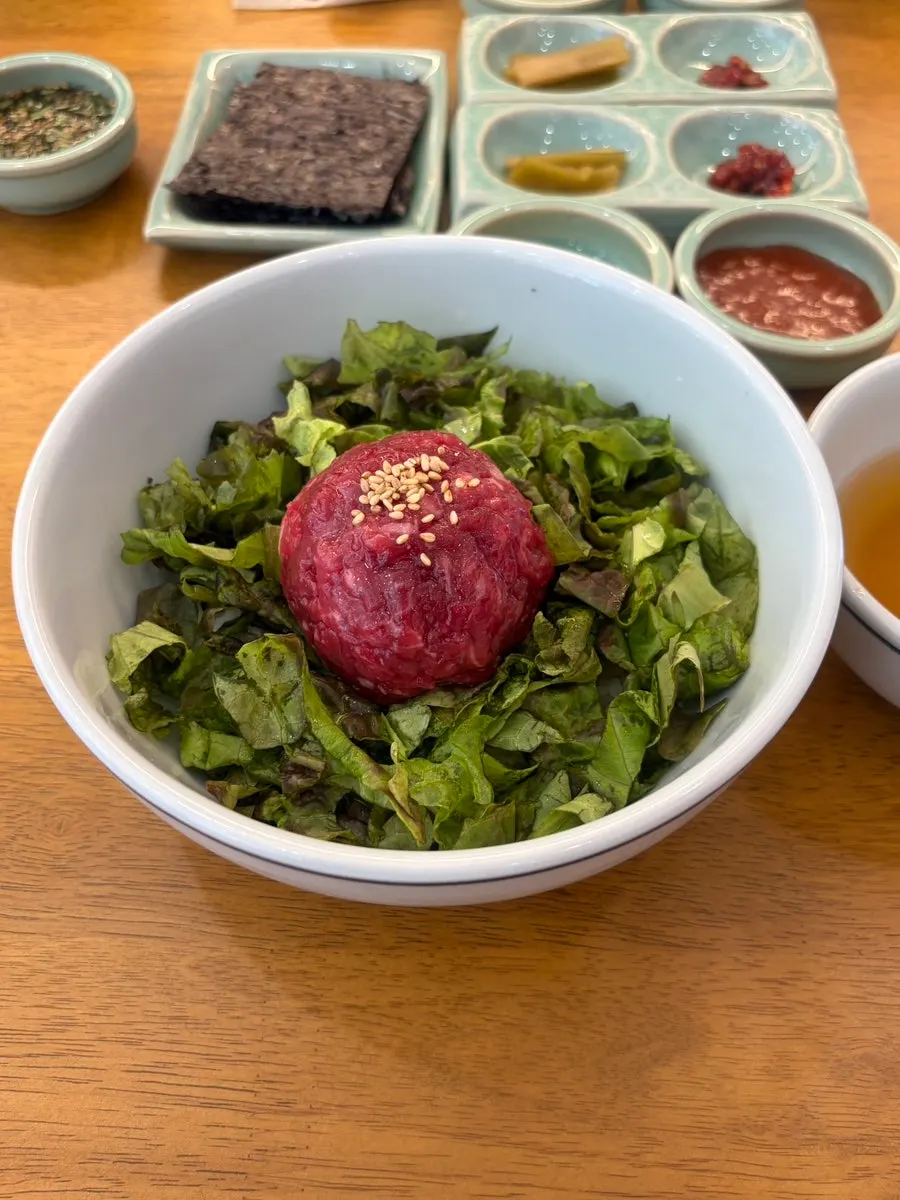 동그랗게 올린 육회와 계란노른자