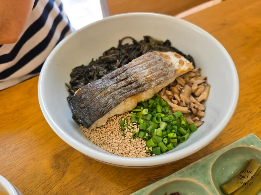 정갈하게 차려진 삼치곤드레밥 한 상