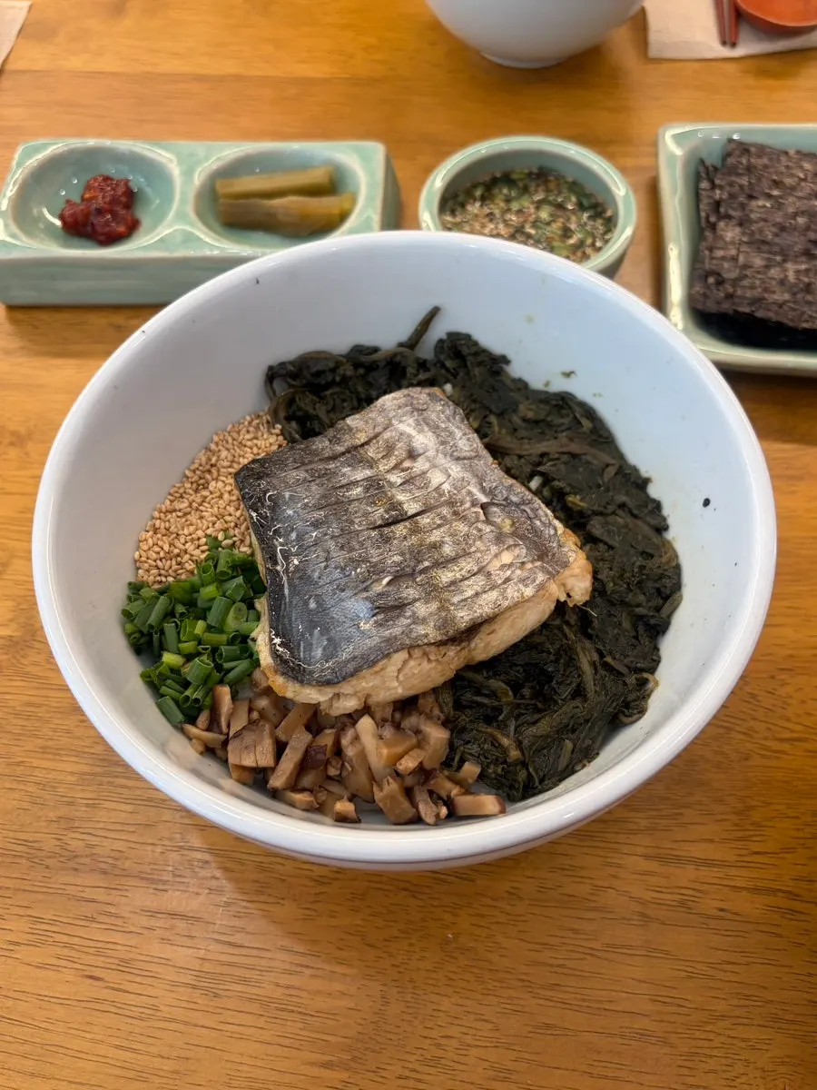 비우고 난 육회비빔밥 그릇