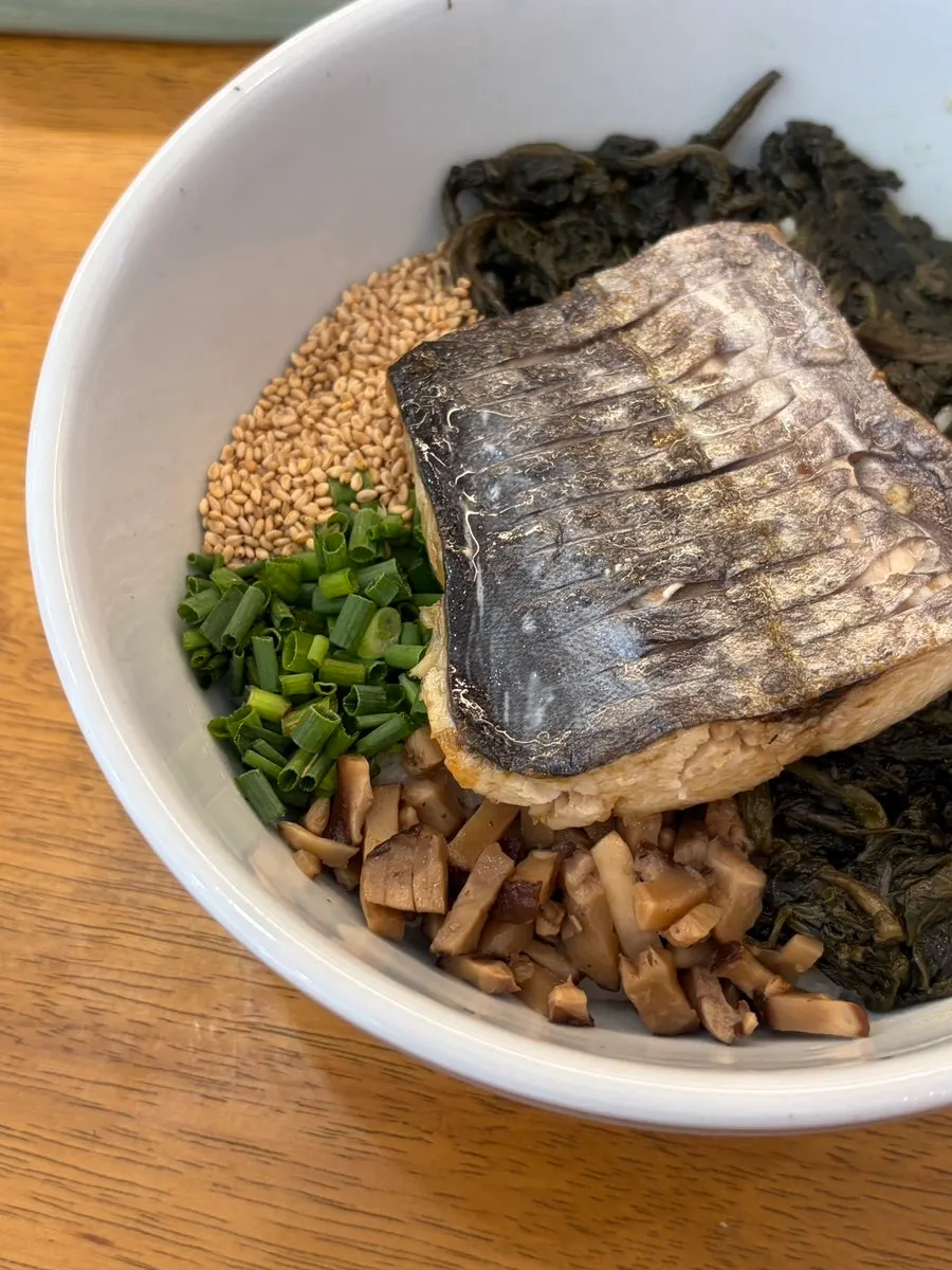 삼치와 곤드레, 쪽파, 버섯이 올라간 삼치곤드레밥