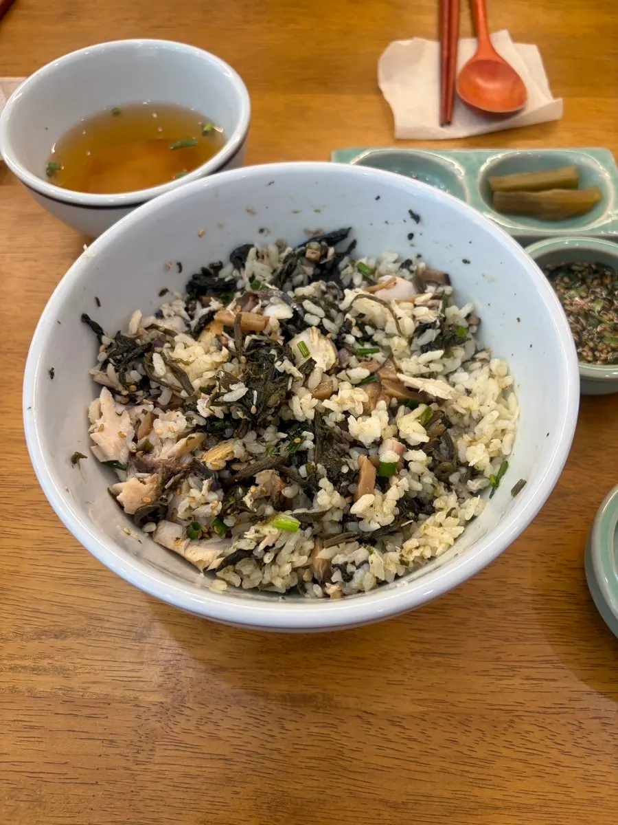 삼치를 으깨어 비비는 중인 곤드레밥