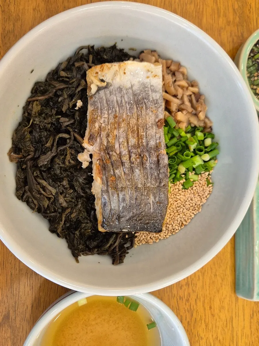 Gondre rice topped with mashed mackerel
