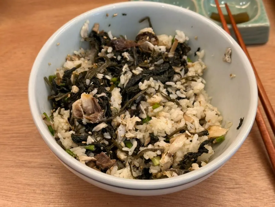 Mackerel gondre rice with mackerel on top of gondre rice