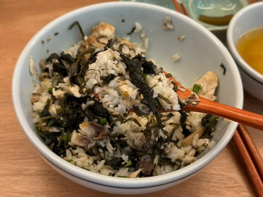 A spoonful of mackerel and gondre rice together