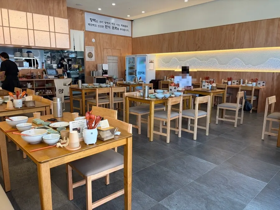 2- and 4-person table layout at Hyangtaek Cheonan Buldang Branch