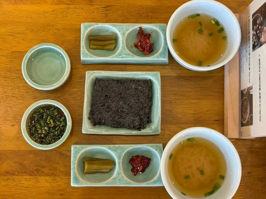 A full table of Hyangtaek's basic side dishes