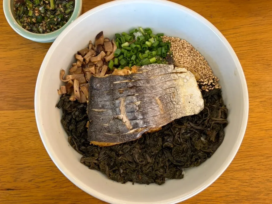 Mackerel gondre rice topped with grilled mackerel