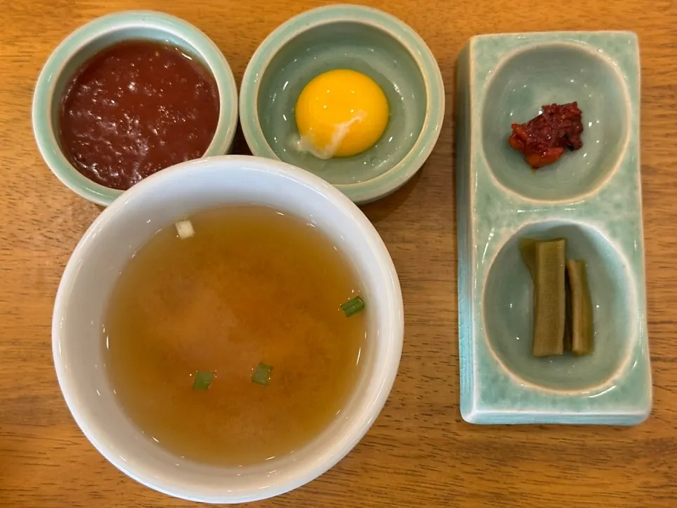 향택 가지된장덮밥과 육회비빔밥 상차림