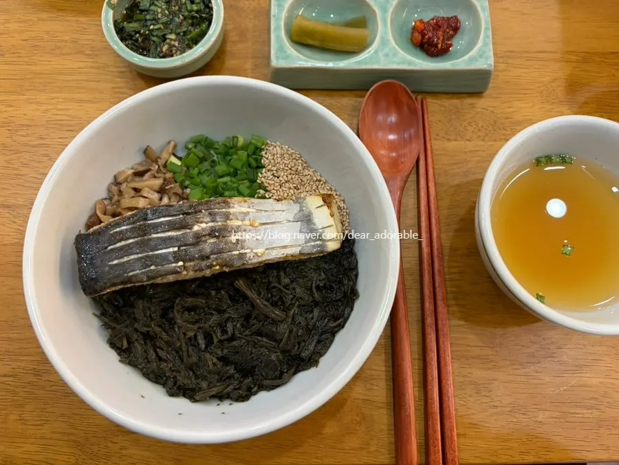 A guide on the table for how to eat Hyangtaek's food deliciously