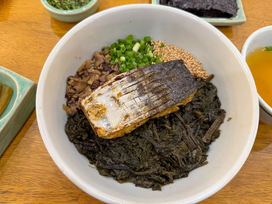 Large grilled mackerel on top of gondre rice