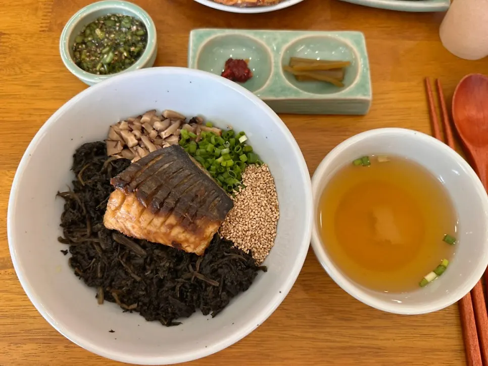 비비기 전 삼치곤드레밥 한 그릇