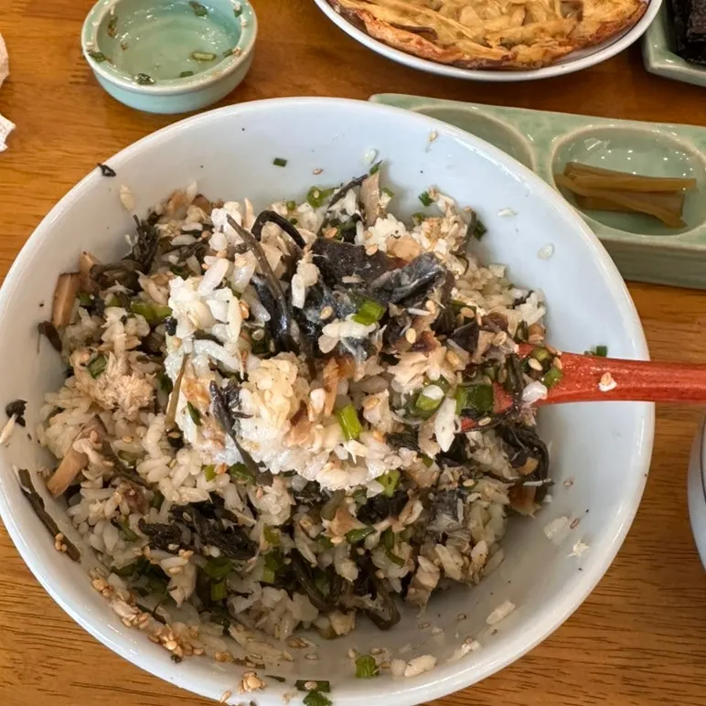 간장소스에 비빈 삼치곤드레밥