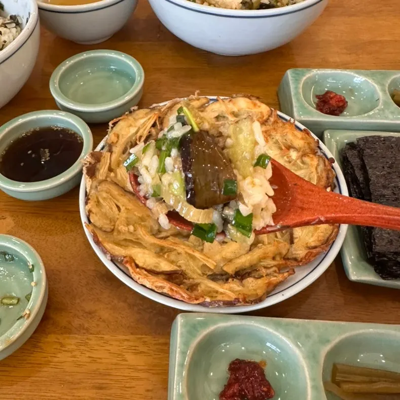 부드럽게 익은 가지와 된장 덮밥 한 숟갈