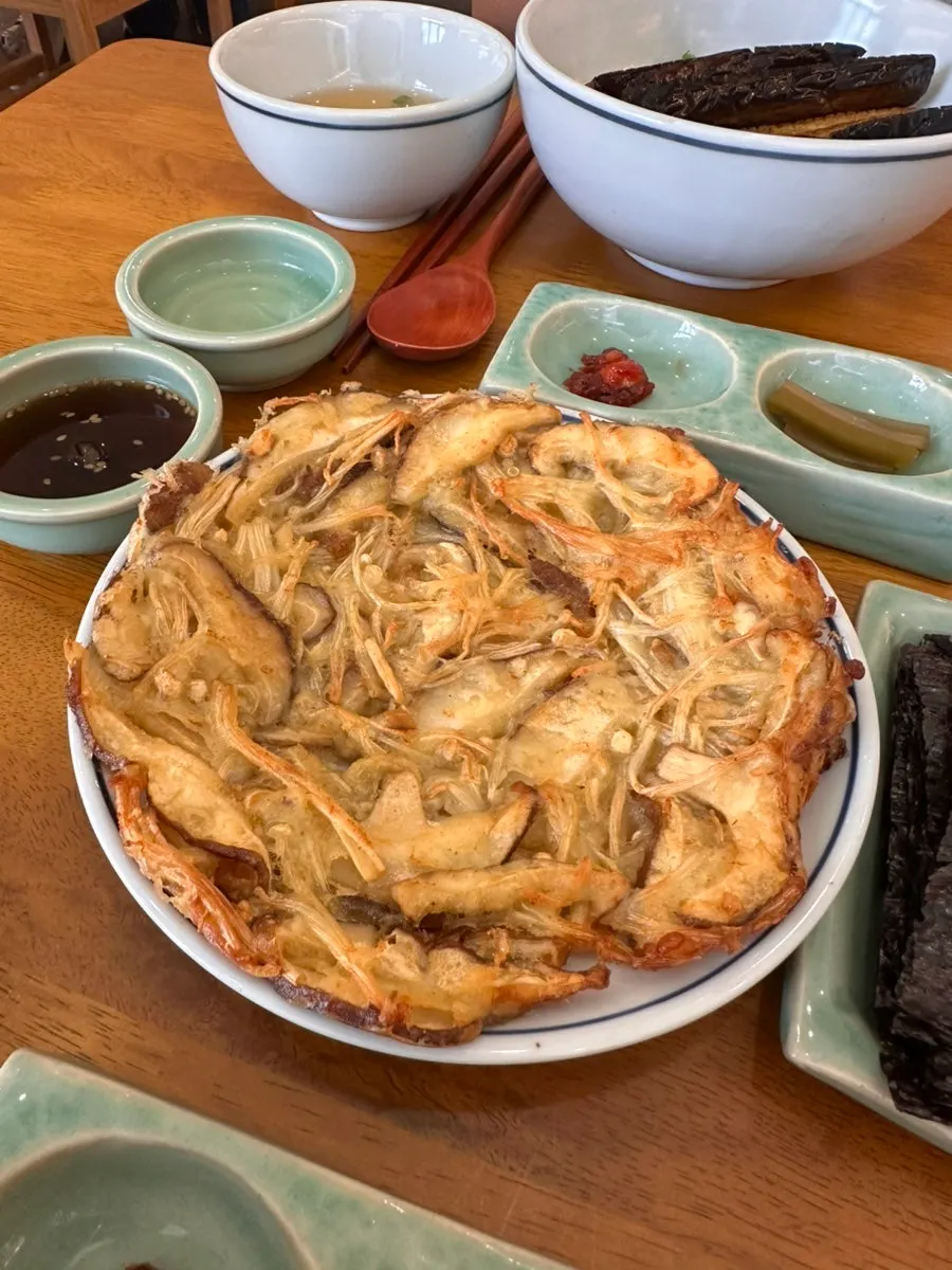 향택 버섯전 한 접시