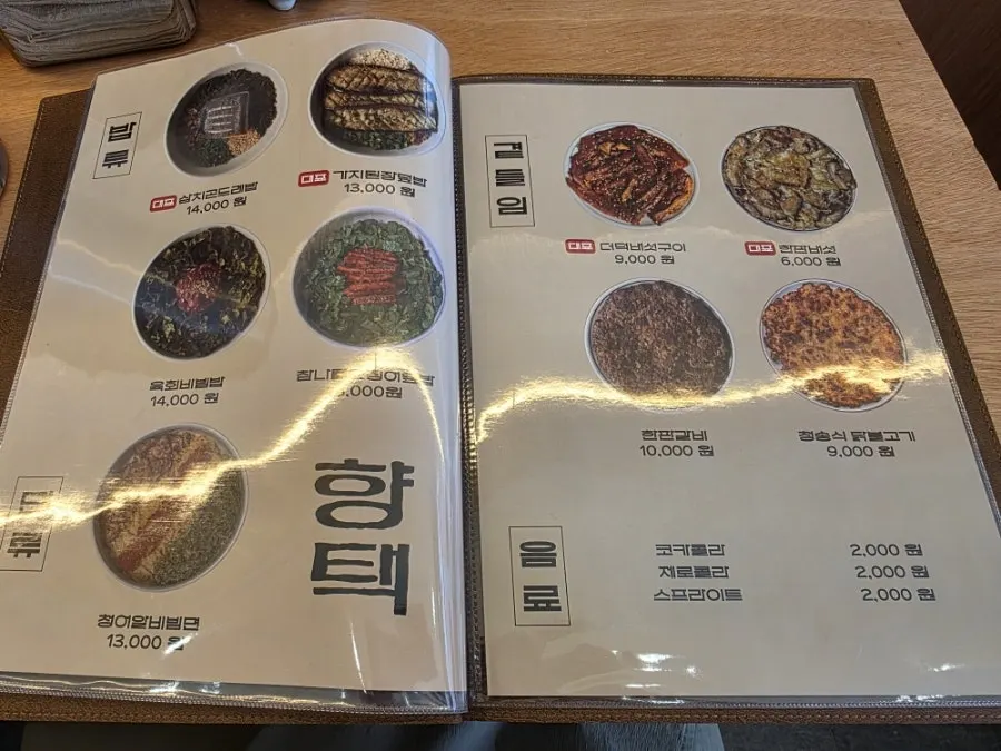 향택 천안불당점 좌석과 정돈된 매장 분위기