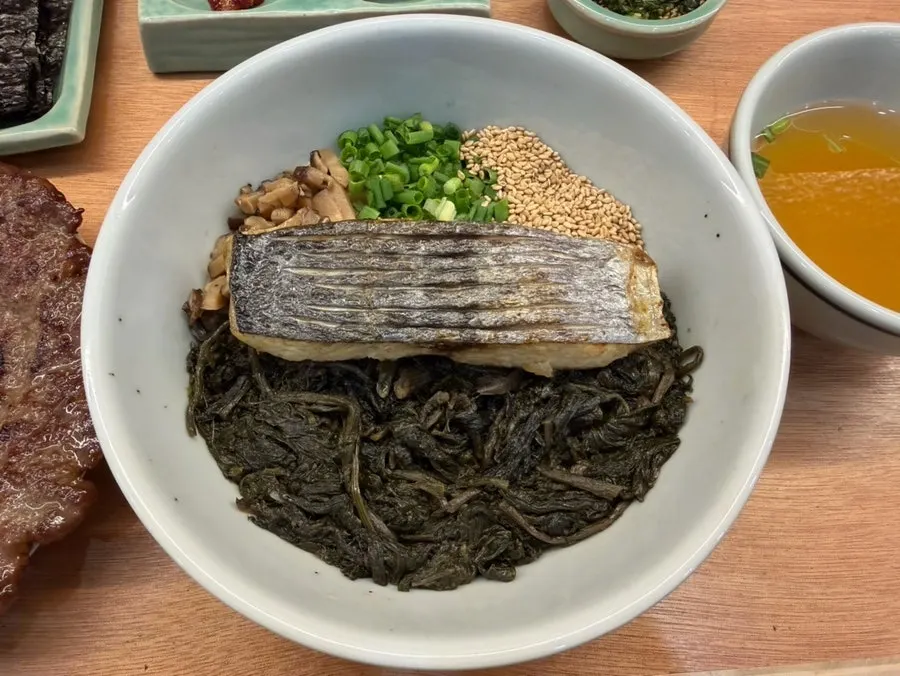 Full plating of mackerel gondre rice at Hyangtaek