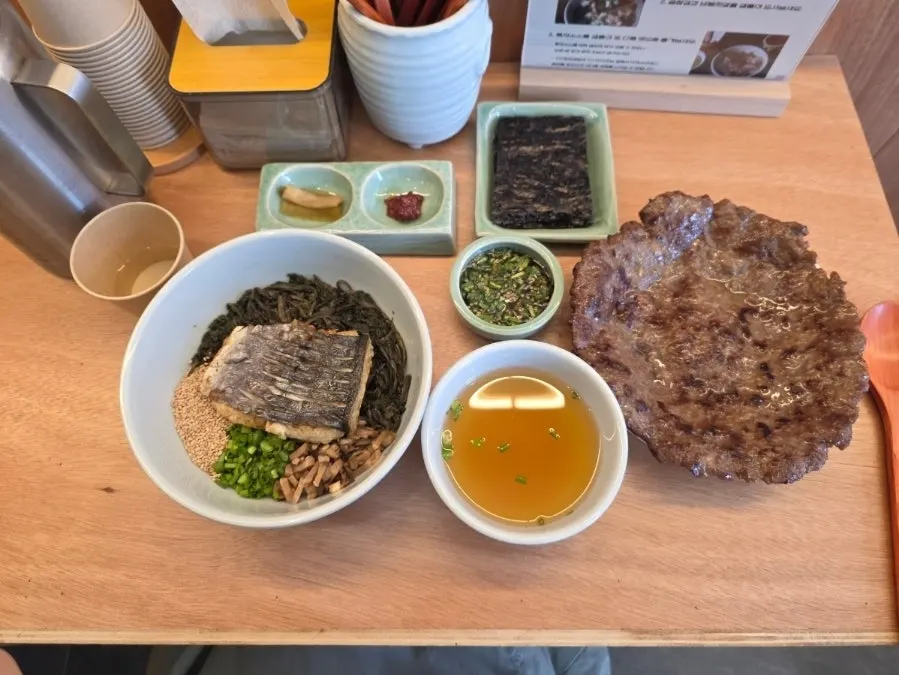정갈하게 차려진 향택 한식 한 상