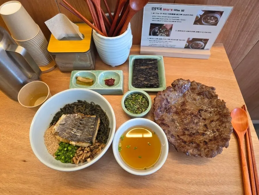 삼치곤드레밥과 밑반찬이 놓인 상차림