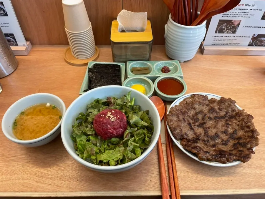 ユッケビビンバと一枚カルビを一緒に並べた食卓