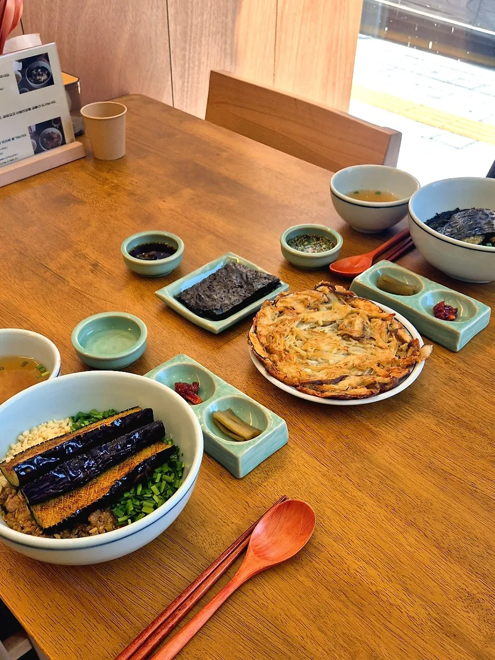 Korean meal centered on rice, vegetables, and fish