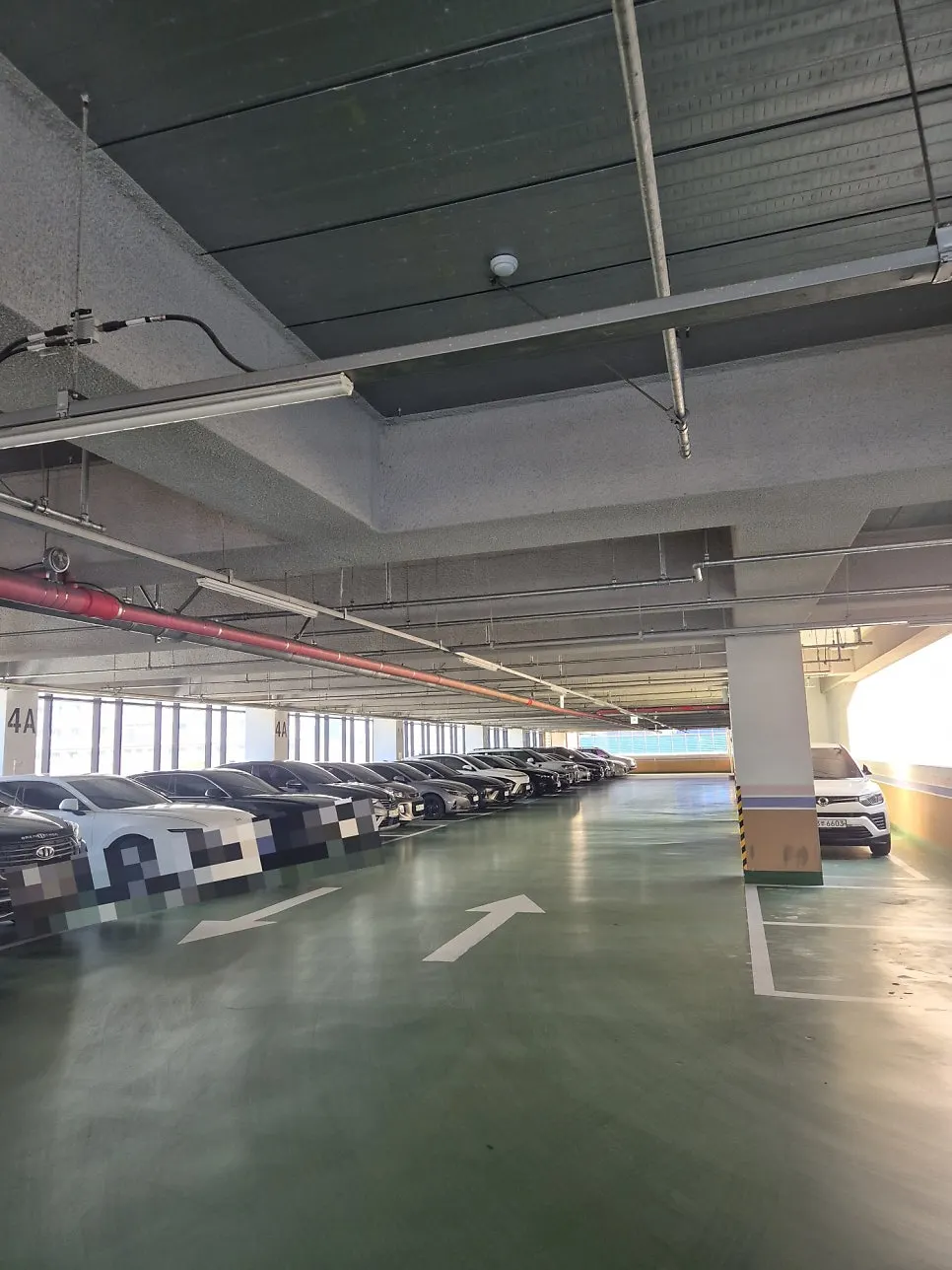 Entrance to the building's floors 3–5 parking