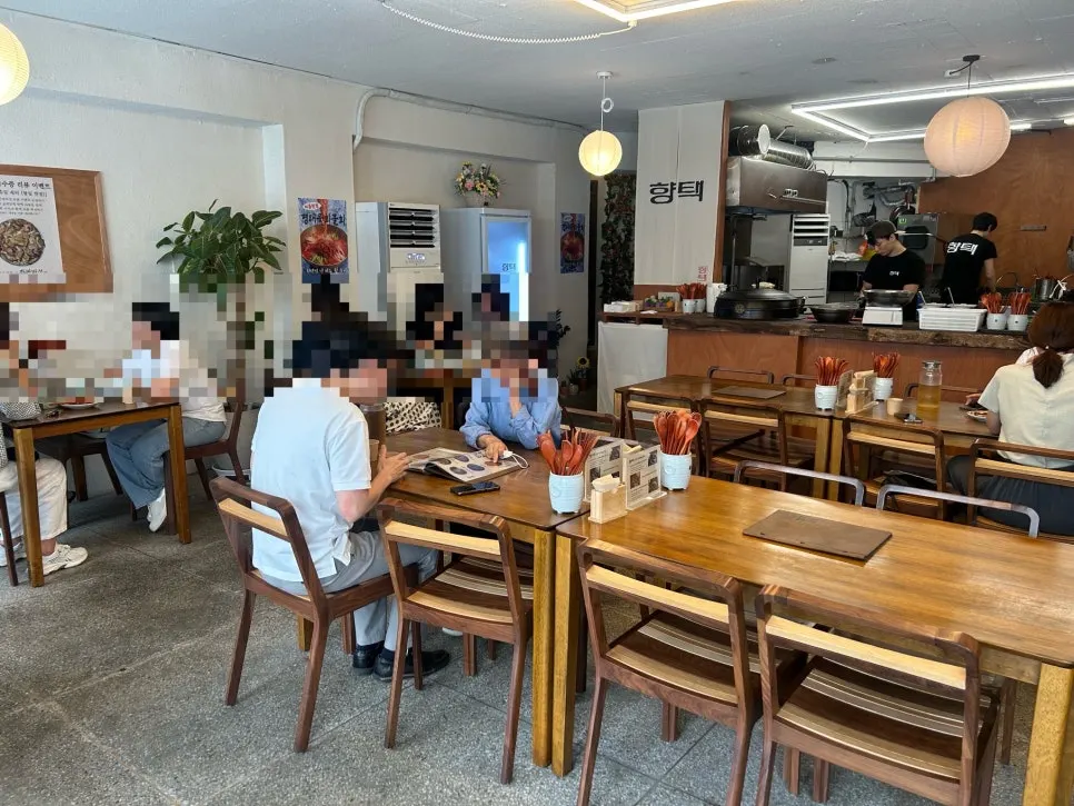 Dining hall with many 2–4 person tables
