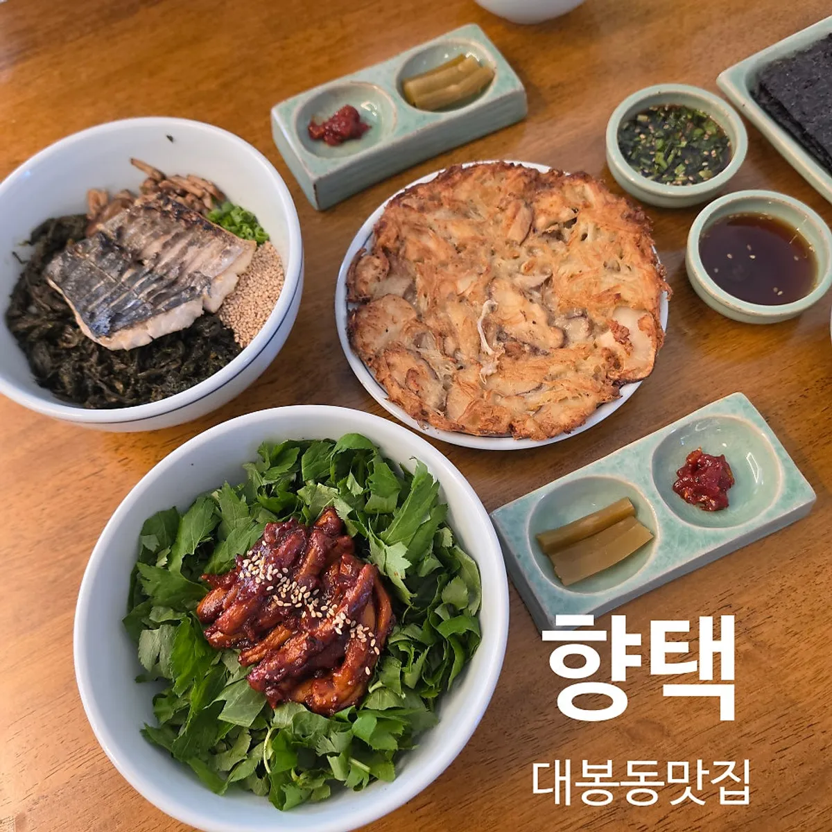 Korean table spread at Hyangtaek Daebong Branch