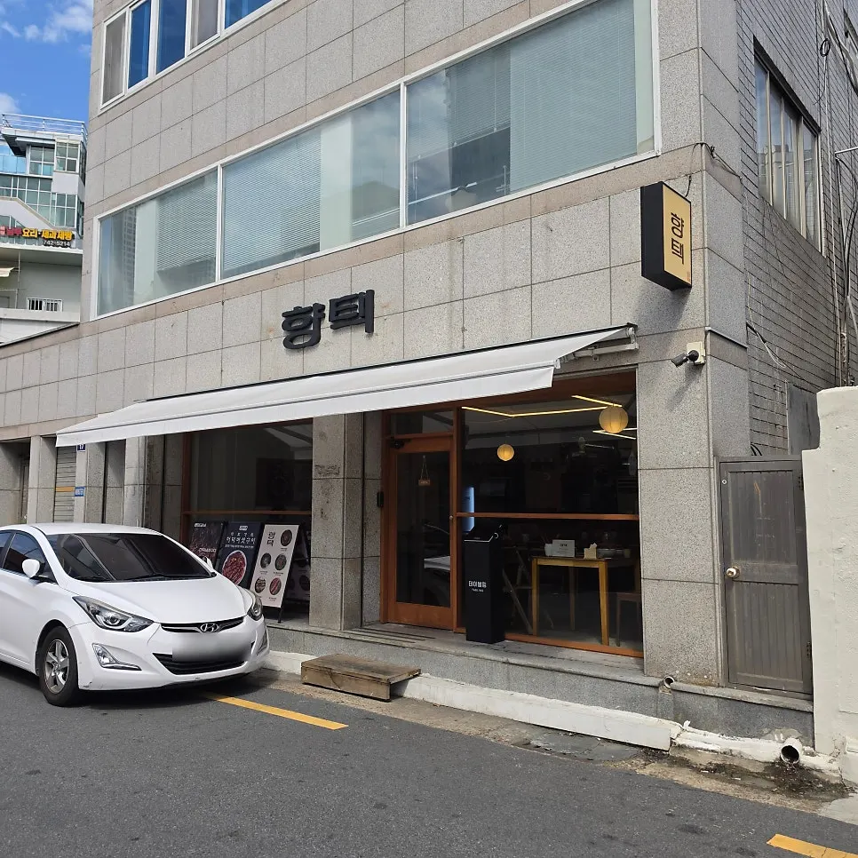 Exterior of Hyangtaek Daebong Branch and the space out front